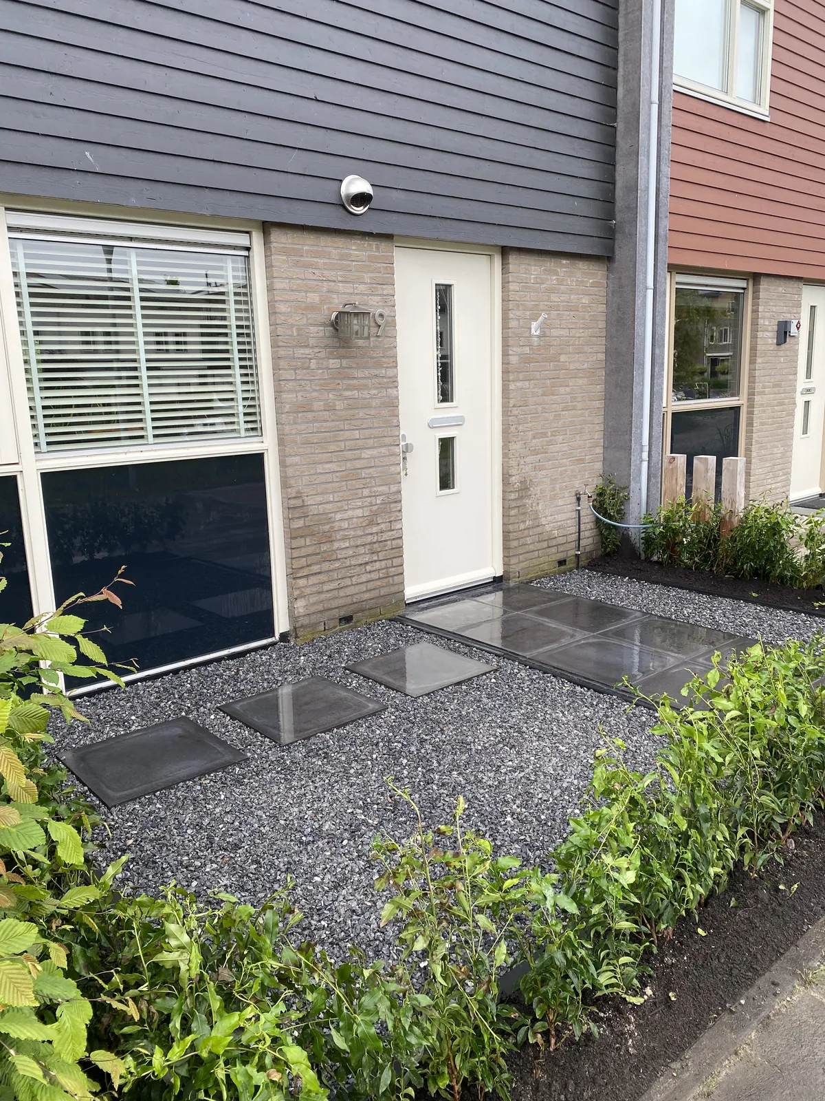 Strakke voortuin met tegelpad — foto 2