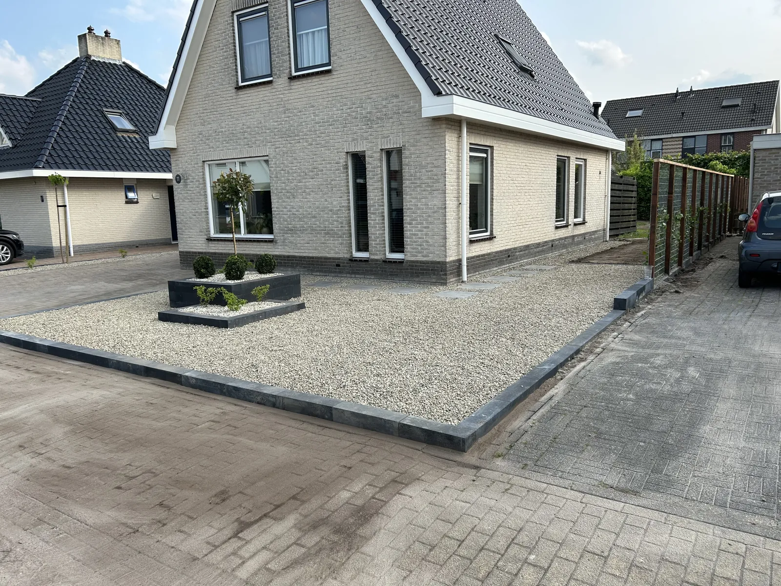 Voortuin met grind en hederaschutting — foto 2